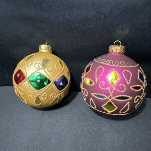 2 UNIQUE TREASURES COLLECTION LIMITED SERIES HAND CRAFTED ROUND GLASS ORNAMENT